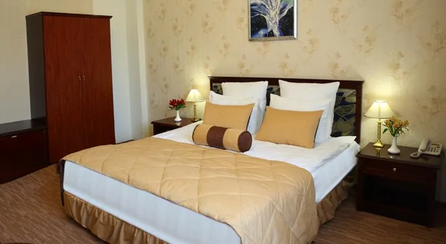 غرفة مفردة، Golden Dragon Hotel 1/3