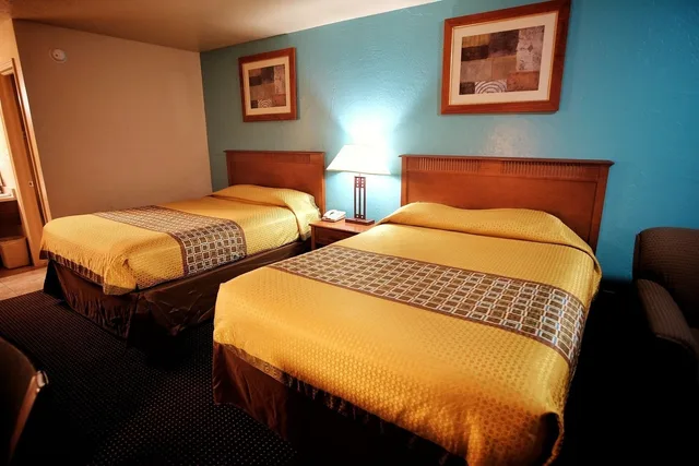 Downstairs, Standard, 2 Queen Beds, South Side، Claridge Inn 3/6