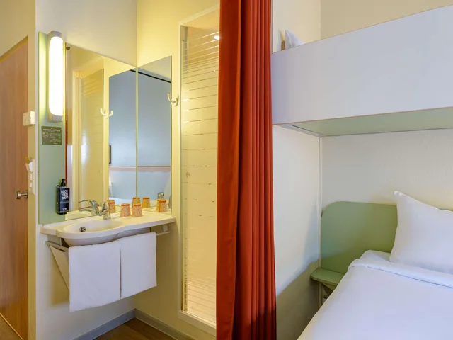 Room, Triple, Double Bed, Ibis Budget Luzern City 3/4