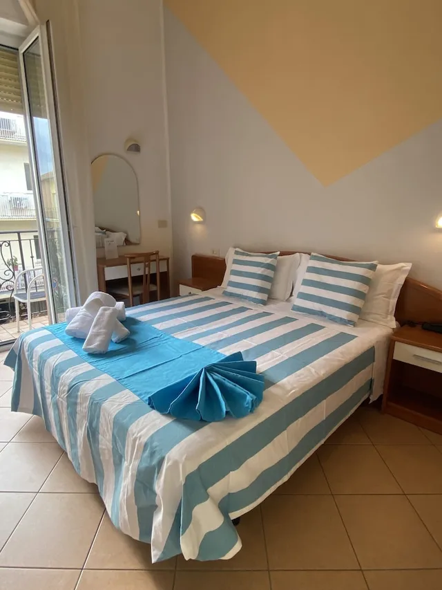 غرفة رباعية بسرير كوين وسرير بطابقين، Hotel Villa Caterina 3/10