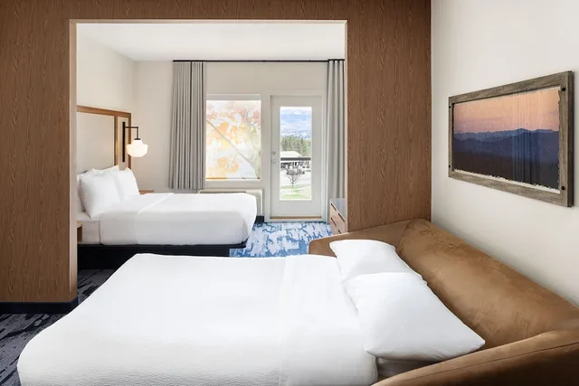 جناح بسرير كينج وسرير كوين بغرفة نوم واحدة مع أريكة، Fairfield Inn & Suites West Kelowna 2/5