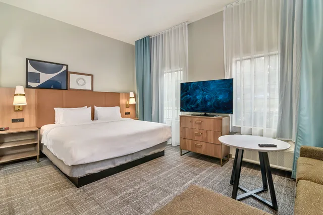 جناح بسرير كينج بغرفة نوم واحدة، Staybridge Suites Tyler University Area 1/5