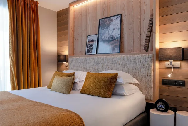جناح تقليدي بسرير كينج بإطلالة على الجبل بشرفة مع أريكة، ILY La Rosiere & Spa Nuxe 3/4