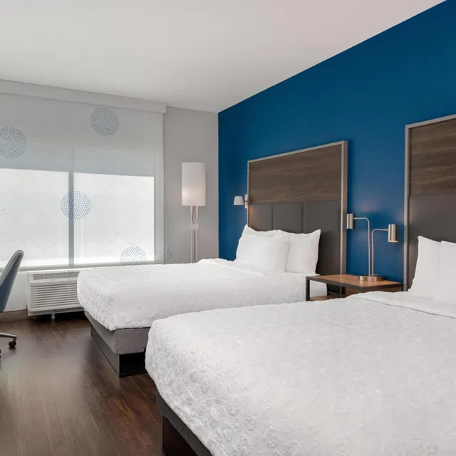 غرفة بسرير كينج وسريرين كوين، Tru by Hilton Brunswick 2/6