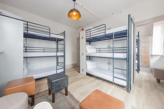 Private, 3 Bunk Beds، Publove the Green Man Hostel 1/1