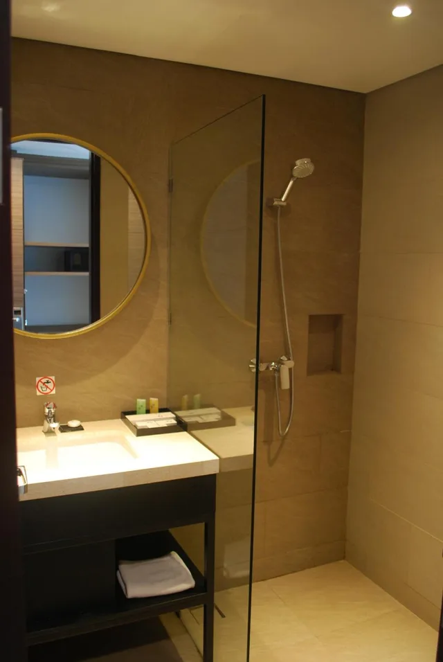 غرفة ديلوكس بسرير كينج وسرير كوين للمدخنين، Swiss-Belinn Airport Surabaya 10/10