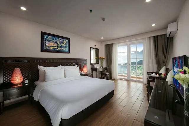 غرفة متصلة عائلية بسرير كوين وسريرين منفصلين بإطلالة على الجبل بغرفتي نوم، Azure Sapa Hotel 2/3