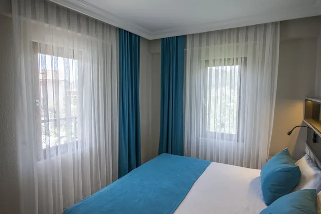 غرفة بريميوم بسرير كينج بإطلالة على المسبح مع أريكة، Göcek Arion Hotel 1/2