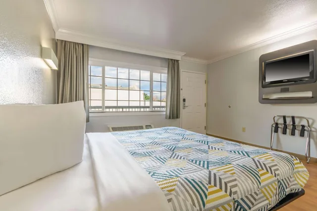 1 King Bed Mobil Access Tub Nsmk Micfridg، Motel6 San Jose, CA - Convention Center 9/10