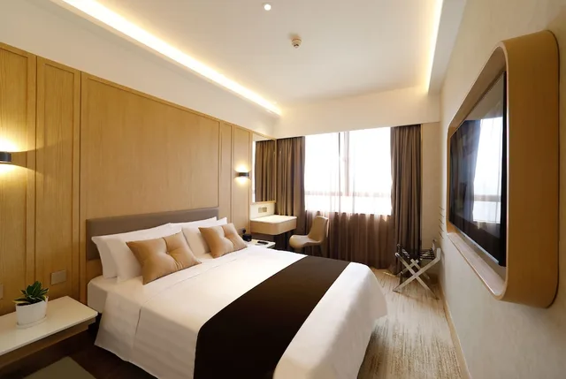 City, Queen Bed, with View, Club Floor، B P International 1/3