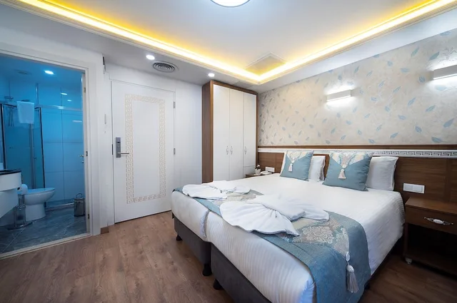 غرفة قياسية بسرير مزدوج وسرير فردي مع أريكة، Lika Hotel 7/10