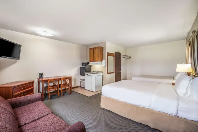 Family Suite, Premium, 2 Queen Beds, No Elevator، Americas Best Value Inn Marquette 3/5