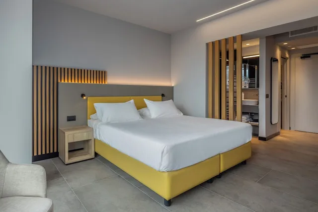غرفة ديلوكس كبيرة بسريرين منفصلين بشرفة مع أريكة، Hotel Garda 2/6