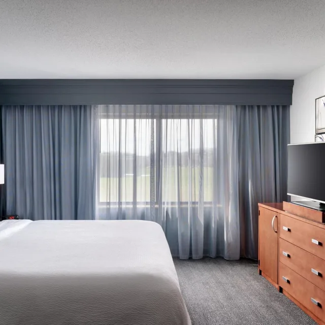 Studio, King Bed, Large, Courtyard Marriott Johnson City 4/6