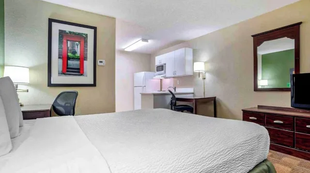 غرفة بسرير كوين بمطبخ، Studio 6 Extended stay Huntsville, AL - US Space & Rocket Center 3/10