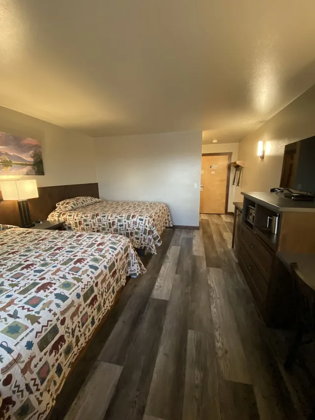 Classic, 2 Queen Beds, Sunset View، Ninepipes Lodge 5/10