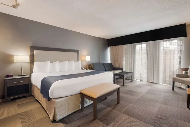 غرفة بسرير كينج مع أريكة بمطبخ صغير، Best Western St Catharines Hotel Conference Centre 1/3
