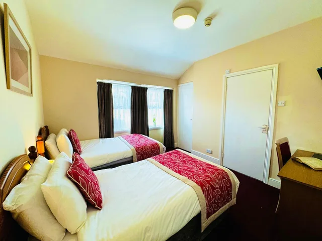 Standard, Twin Beds, Chesterhouse 1/2