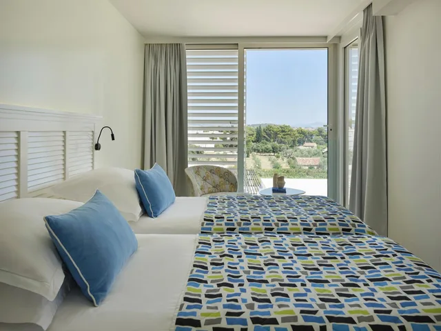 غرفة بسرير مزدوج أو سريرين منفصلين بإطلالة على الفناء بشرفة، Amadria Park Hotel Jure 1/1