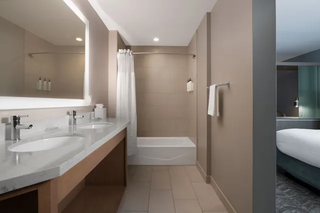 جناح بسريرين كوين مع سرير سحّاب إضافي مع أريكة لذوي الإعاقة، SpringHill Suites by Marriott Fort Worth Historic Stockyards 2/6