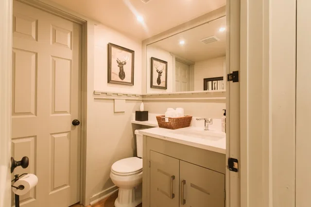 Fireside, Loft, Luxury, 2 King Beds, Sofa، Highland Haven Creekside Inn 3/3