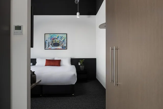 غرفة بسرير كينج لذوي الإعاقة، Rydges Pit Lane Hotel 6/8