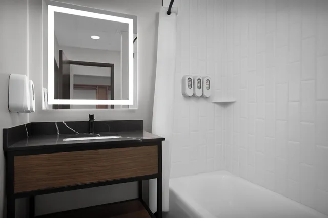 Suite, Multiple Beds، The Suites Hotel at Waterfront Plaza 2/2