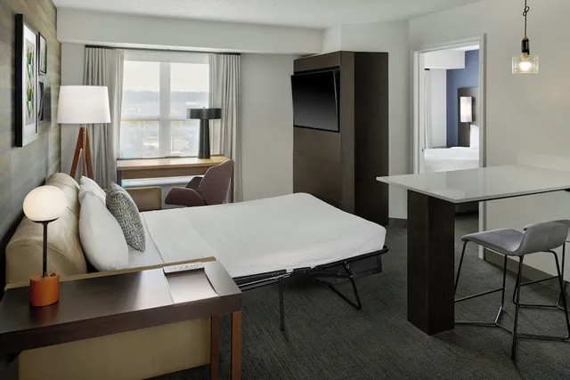 جناح بسرير كوين بإطلالة على المدينة بغرفة نوم واحدة مع أريكة، Residence Inn by Marriott Flint 3/10