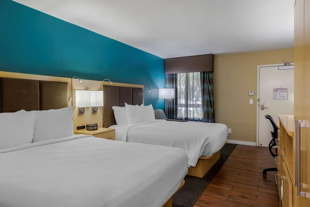 غرفة بسريرين كوين بإطلالة على الجبل، Best Western Plus South Coast Inn 3/8