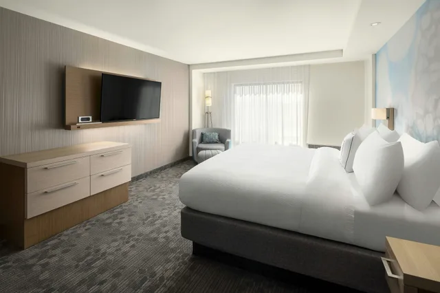 غرفة بسرير كينج، Courtyard by Marriott Seattle Northgate 1/2