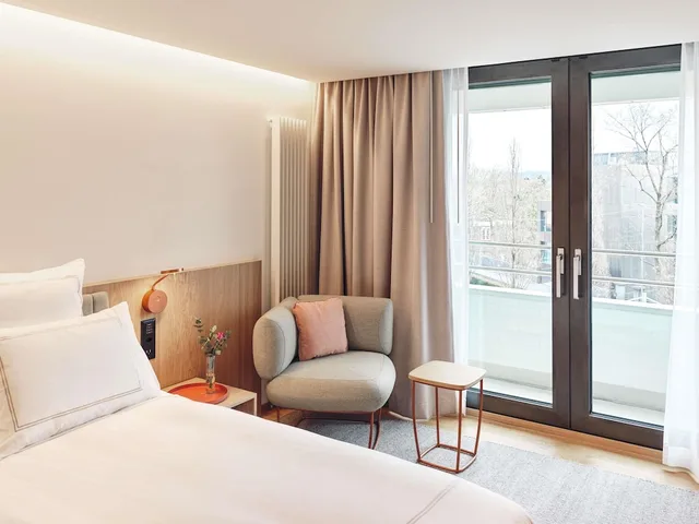 غرفة بريميير صغيرة بسرير مزدوج بشرفة، Swissotel Kursaal Bern 3/4