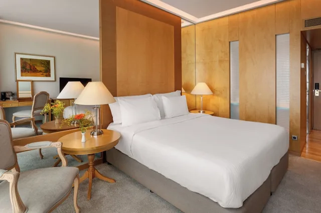 VIP Experience, Supreme, Queen Bed، Melia Athens 1/10