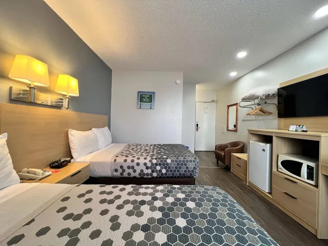 غرفة قياسية بسريرين مزدوجين يُسمح فيها بالحيوانات الأليفة، Econo Lodge Calgary Motel Village 6/10