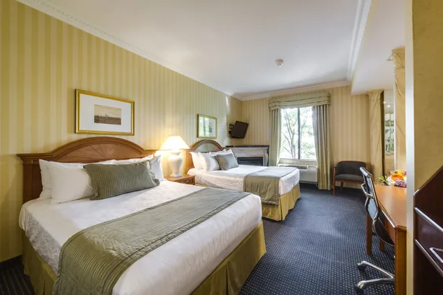 جناح حصري بسرير كوين بحوض جاكوزي، Monte Carlo Inn Toronto West Suites 3/6