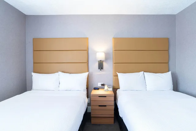 جناح بسريرين مزدوجين مع أريكة بمطبخ صغير، Sandman Hotel Victoria 1/5
