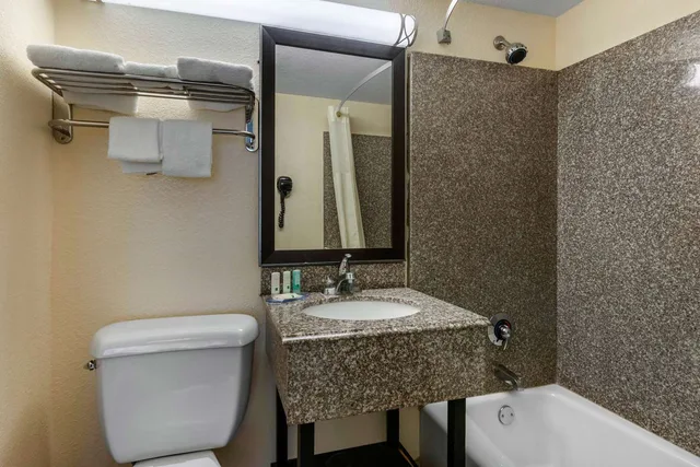 غرفة بسرير كينج، Quality Inn Daytona Beach Oceanfront 3/3