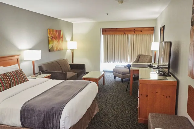 1 Bedroom, Suite, King Bed, Radisson Hotel Portland Airport 6/10