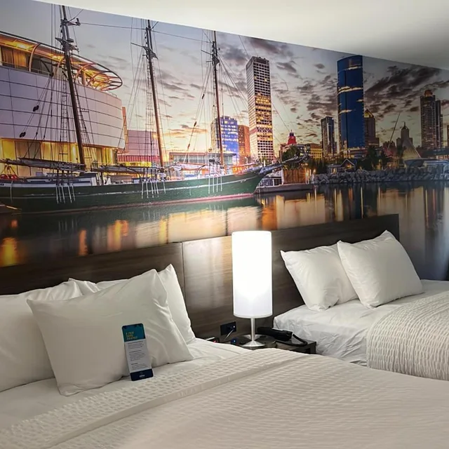 غرفة بسرير كوين، Clarion Pointe Milwaukee Airport 5/8
