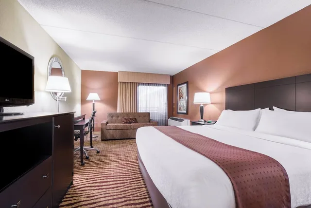 Standard, King Bed, Atrium View، Holiday Inn Manitowoc 2/2