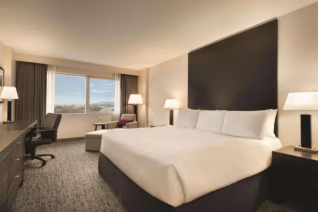 غرفة بسرير كينج لذوي الإعاقة، Radisson Hotel Vancouver Airport 2/3