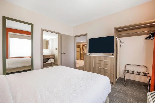 جناح بسرير كوين بحوض استحمام لذوي الإعاقة، Home2 Suites by Hilton Aurora Medical Center Denver 4/9
