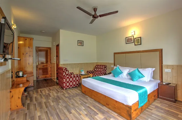 غرفة فاخرة بسرير كوين بإطلالة على الجبل بشرفة بغرفة نوم واحدة، Hotel Mountain Face By Snow City Hotels 1/5