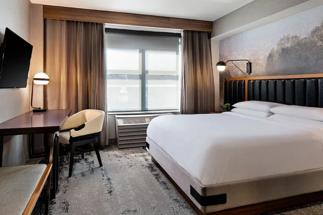جناح بسرير كينج مع أريكة، The Depot Renaissance Minneapolis Hotel 2/8