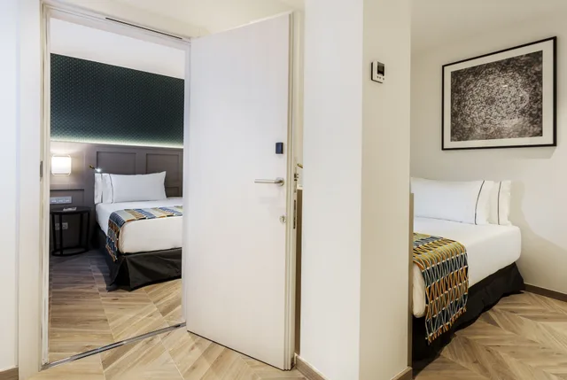 2 Bedrooms, Family, Twin Beds, 2 Bathrooms، Eurostars Puerta Real 3/6