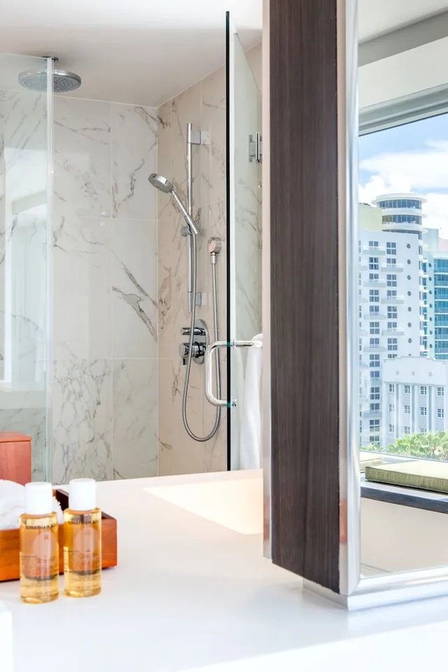 غرفة بسرير كينج بإطلالة على البحر، Hyatt Centric South Beach Miami 6/6