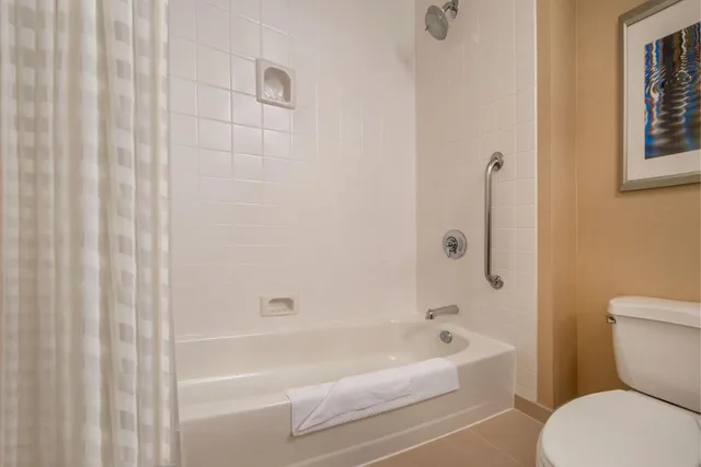 غرفة بسرير كينج بحوض استحمام لذوي الإعاقة، Gaithersburg Marriott Washingtonian Center 4/5