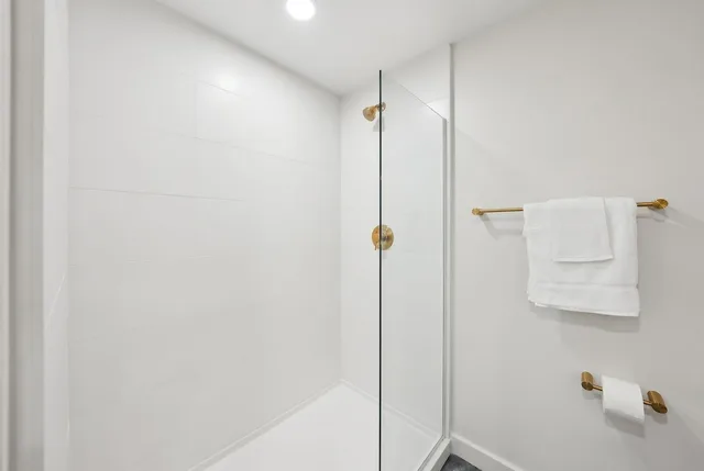 غرفة بسرير كوين بشرفة بغرفة نوم واحدة مع أريكة، Placemakr Salt Lake City Downtown, Apartments by Hilton 4/5