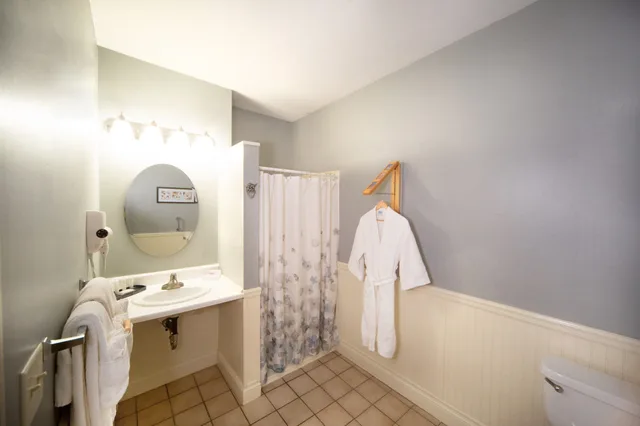 Room, Queen Bed, Inn At St John 2/2