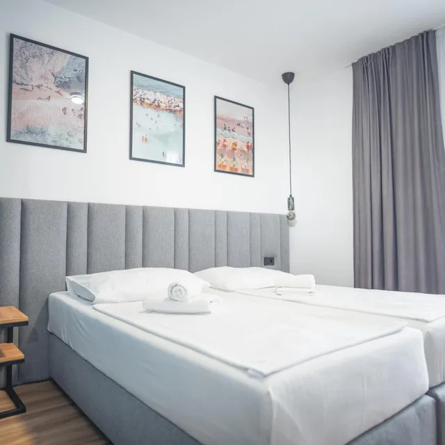غرفة ديلوكس بسرير مزدوج بشرفة، Hotel Miran Pirovac 1/10