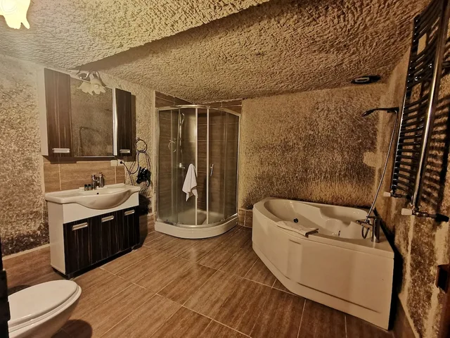 جناح بسرير مزدوج وسرير فردي، Falcon Cave Suites 2/2